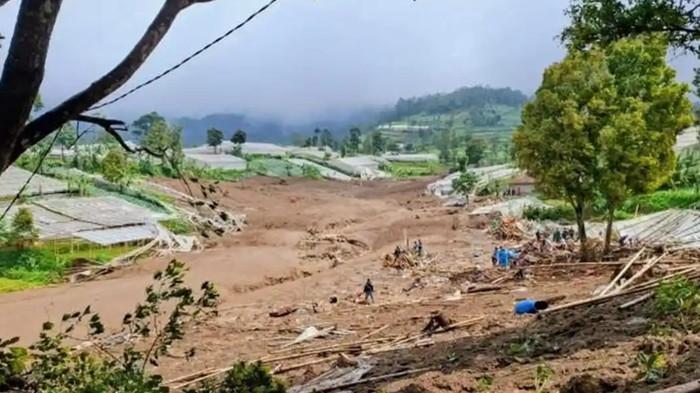 LONGSOR BESAR - Longsoran tanah di Kampung Pasir Kuning hingga Kampung Pasir Kuda, Desa Pasirlangu, Kecamatan Cisarua, Kabupaten Bandung Barat, Sabtu (24/1/2026). Tribun Jabar / Adi Ramadhan Pratama. (Tribun Jabar/Adi Ramadhan Pratama)