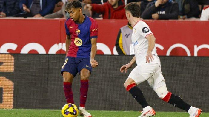 GOCEKAN LAMINE YAMAL - Penyerang Barcelona, Lamine Yamal (kiri) saat berusaha melewati hadangan pemain Sevilla pada pertandingan Liga Spanyol pekan 23 di Stadion Ramon Sanchez Pizjuan, Spanyol, Senin (10/2/2025) dini hari WIB.