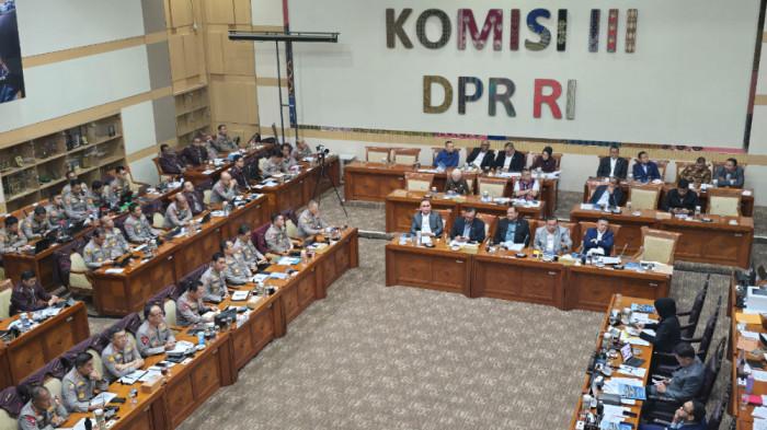 USULAN POLRI DI BAWAH KEMENTERIAN - Kapolri Jenderal Listyo Sigit Prabowo menegaskan menolak usulan kedudukan Polri di bawah kementerian. Hal itu ditegaskannya dalam rapat kerja (raker) dengan Komisi III DPR pada Senin (26/1/2026).