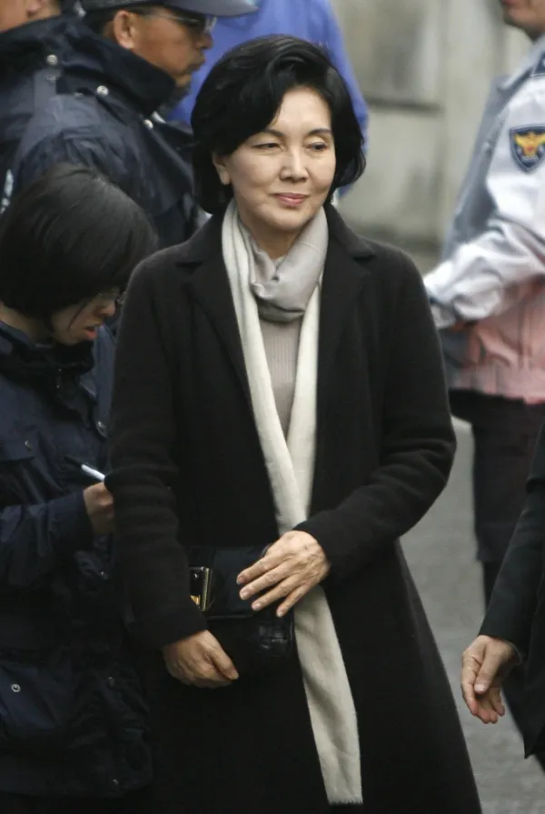 Hong Ra-hee, wife of Samsung Group chairman Lee Kun-hee, arrives at the office of a special counsel looking into allegations made by a former top legal Samsung executive in Seoul, April 2, 2008. Photo by Reuters