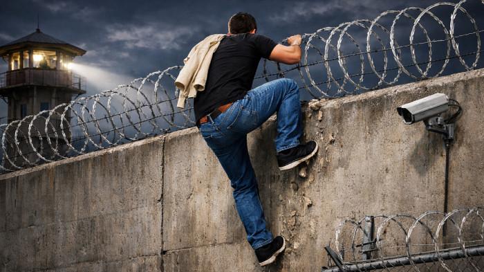 NAPI KABUR - Ilustrasi seorang narapidana kabur dengan cara memanjat tembok penjara. M Hairul, narapidana di Rutan Kelas IIB Nganjuk, Jawa Timur nekat melarikan diri pada Kamis (22/1/2026). Padahal, Hairul dijadwalkan bebas pada April 2026 mendatang.