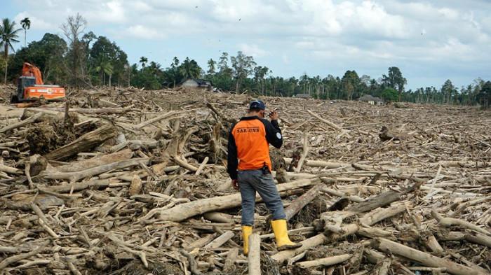 DIPENUHI KAYU GELONDONGAN - Suasana Gampong Geudumbak, Kecamatan Langkahan, Kabupaten Aceh Utara dipenuhi ribuan gelondongan kayu, Senin (29/12/2025). (TribunGayo.com/Bustami)