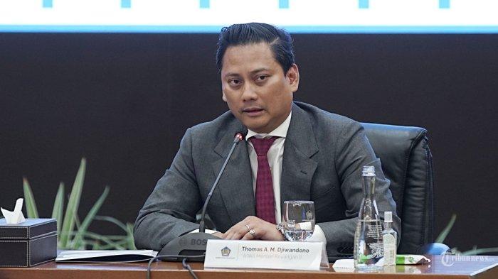 Wakil Menteri Keuangan II Thomas Djiwandono menyampaikan keterangan kepada wartawan di Kompleks Kemenkeu, Jakarta Pusat, Kamis (18/7/2024). Presiden Joko Widodo melantik anggota Bidang Ekonomi dan Keuangan Gugus Tugas Sinkronisasi Prabowo-Gibran, Thomas Djiwandono sebagai Wakil Menteri Keuangan II mendampingi Menteri Keuangan Sri Mulyani dan Wamenkeu I Suahasil Nazara dalam Kabinet Indonesia Maju pada sisa masa jabatan periode 2019-2024.   