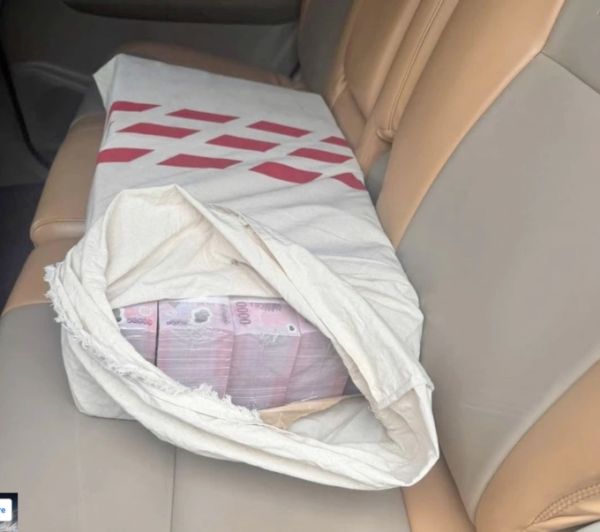 The sack of cash found by Huan on the Hanoi - Ninh Binh Expressway. Photo courtesy of Huan