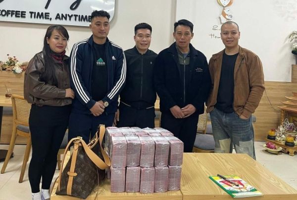 Nguyen Van Huan (मध्यभागी) VND1 अब्ज रोख उत्तर बॅक निन्ह प्रांतात, 23 जानेवारी, 2026 मध्ये व्हॅन आणि तिच्या पतीला सुपूर्द करते. हुआनचे छायाचित्र सौजन्याने