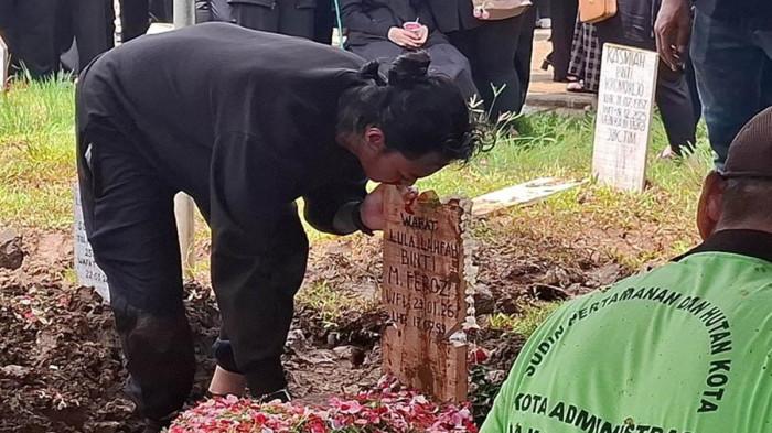 LULA LAHFAH MENINGGAL - Reza Arap saat mencium nisan dari Lula Lahfah di TPU Rawa Terate. Cakung, Jakarta Timur, Sabtu (24/1/2026). Artikel ini telah tayang di Tribunnews.com dengan judul Reza Arap Cium Nisan Lula Lahfah, Lalu Suaranya Bergetar Ucap I Don't Wanna Cry, https://www.tribunnews.com/seleb/7782418/reza-arap-cium-nisan-lula-lahfah-lalu-suaranya-bergetar-ucap-i-dont-wanna-cry?page=all&s=paging_new.Penulis: Bayu Indra PermanaEditor: Anita K Wardhani