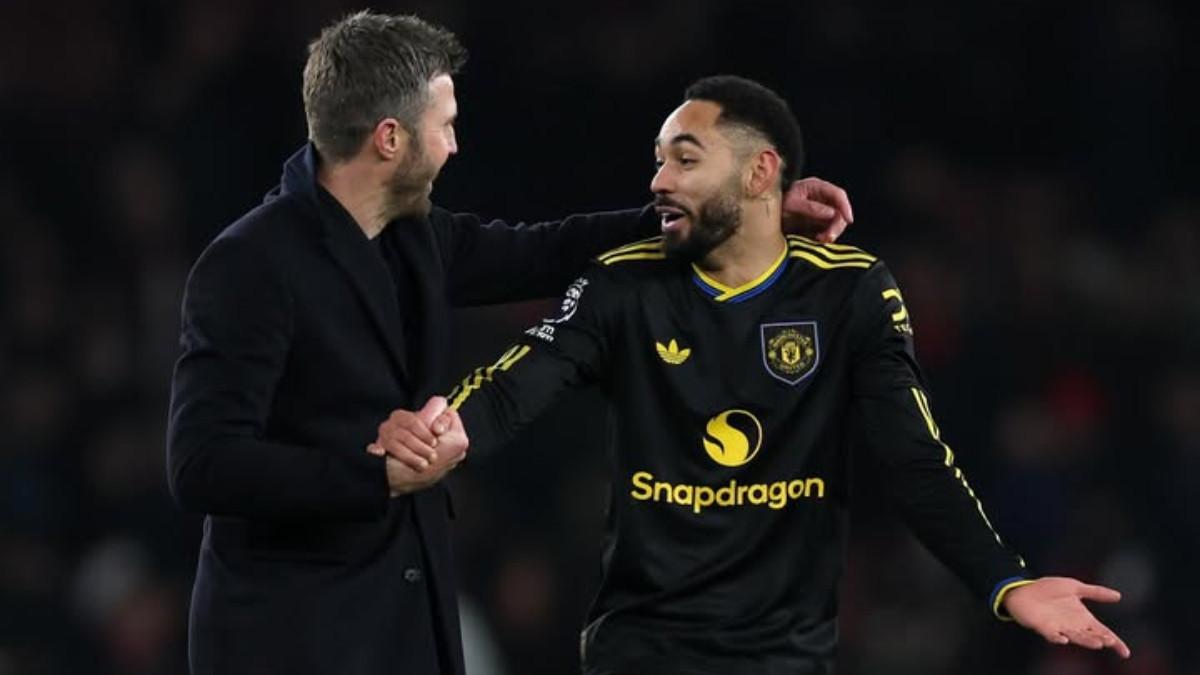 SELEBRASI - Potret selebrasi gol striker Manchester United asal Brasil, Matheus Cunha danm pelatih interim Iblis Merah, Michael Carrick setelah Iblis Merah bungkam Arsenal di Emirates Stadium, Minggu (25/1/2026).