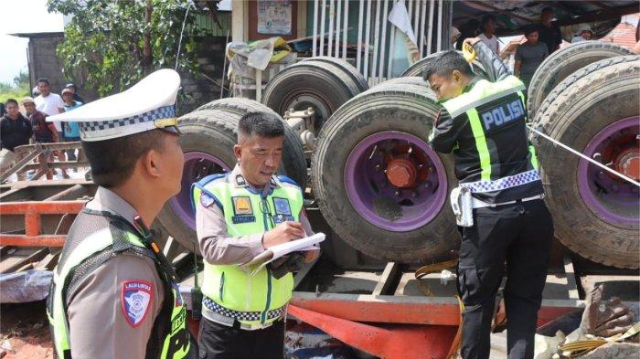 KECELAKAAN BERUNTUN- Petugas Satlantas Polres Padang Panjang melakukan olah tempat kejadian perkara (TKP) di lokasi kecelakaan beruntun yang melibatkan truk trailer di Jorong Pincuran Tinggi, Nagari Panyalaian, Kabupaten Tanah Datar, Sumatera Barat (Sumbar), Senin (26/1/2025).