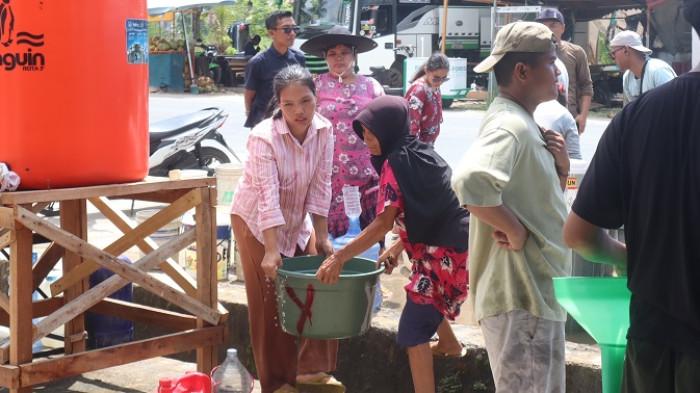 KEKERINGAN DI PADANG: Warga Koto Tingga Dalam, Kelurahan Pasar Ambacang, Kecamatan Kuranji, Kota Padang mengantri bantuan air bersih dari relawan, Senin (26/1/2026). sumur di rumah mereka telah berubah menjadi lubang tanah yang tandus sejak dua bulan lalu.