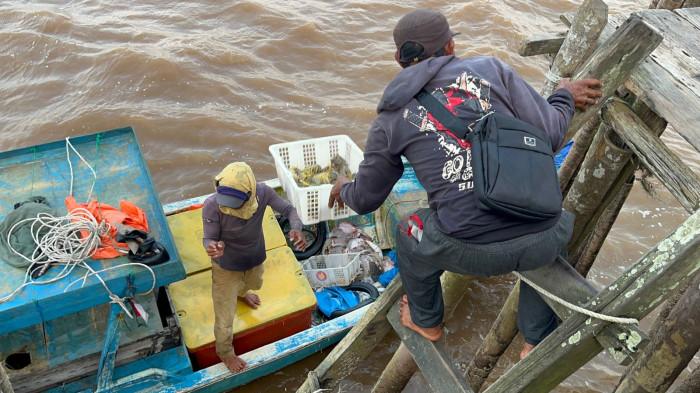MEMUTUSKAN TIDAK MELAUT - Nelayan di Tanjabtim