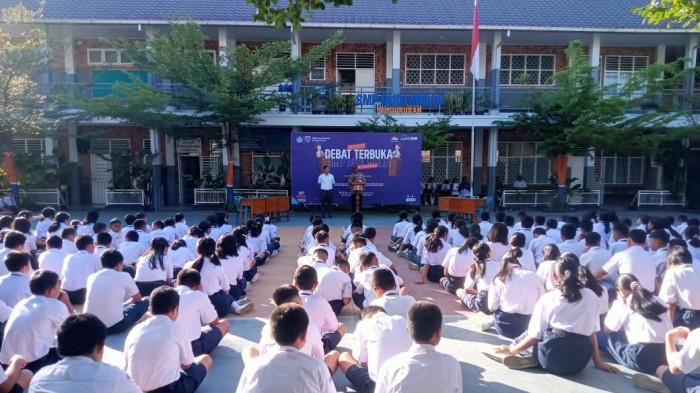 Personel Polres Samosir berbincang dengan para pelajar seusai kegiatan “Police Go To School” di SMA Negeri 1 Pangururan, Senin (27/10/2025). Kegiatan yang digelar serentak di berbagai sekolah ini bertujuan menanamkan nilai disiplin dan mencegah kenakalan remaja di kalangan pelajar Samosir.