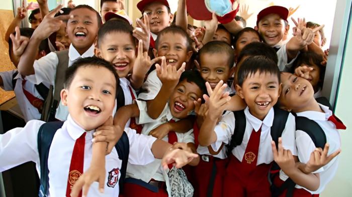 WAJAH BAHAGIA- Foto momen bahagia sejumlah siswa SD berseragam putih merah saat dijepret dengan kamera.