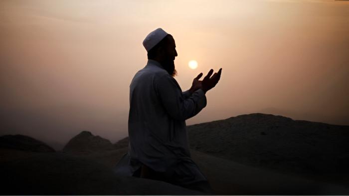 BERDOA- Ilustrasi seorang pria muslim saat memanjatkan doa dengan khusyuk kepada Allah S.W.T.