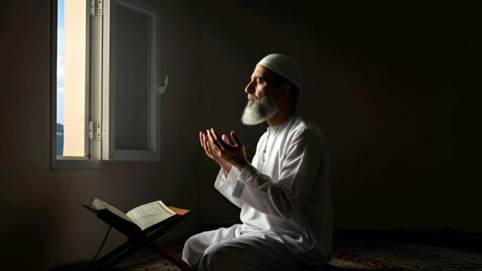 DOA ISLAM- Ilustrasi seorang muslim saat berdoa di bulan Syaban berharap pahala dari Allah S.W.T.