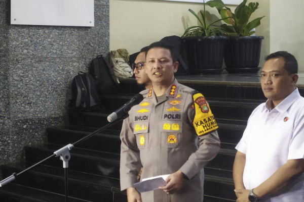 Kabid Humas Polda Metro Jaya, Kombes Budi Hermanto menyampaikan keterangan pers terkait pemeriksaan Roy Suryo Cs di Polda Metro Jaya, Jakarta, Kamis (13/11/2025). Foto: Rachmadi Rasyad/kumparan