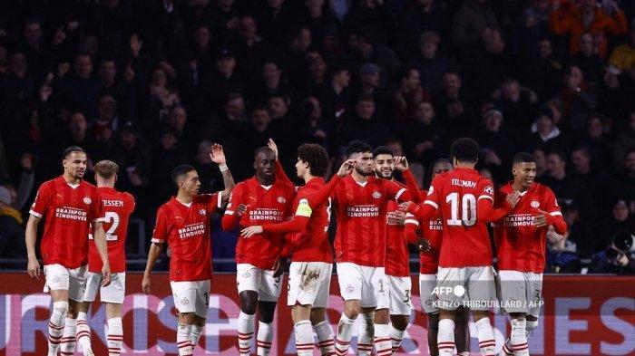 PEMAIN PSV EINDHOVEN - Para pemain PSV Eindhoven merayakan golnya dalam pertandingan sepak bola grup B Liga Champions UEFA antara PSV Eindhoven dan Arsenal FC di Stadion Philips di Eindhoven, pada 12 Desember 2023. Selain Bayer Leverkusen di Liga Jerman, dan Inter Milan di Liga Italia, satu tim yang menunjukkan performa luar biasa musim ini adalah PSV Eindhoven.