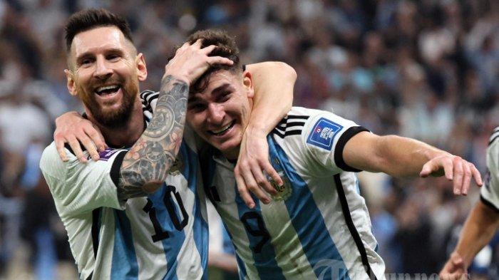 Penyerang Argentina Julian Alvarez (kanan)  dirangkul 10 Lionel Messi setelah ia mencetak gol kedua timnya selama pertandingan semifinal sepak bola Piala Dunia Qatar 2022 antara Argentina dan Kroasia di Stadion Lusail di Lusail, utara dari Doha pada 13 Desember 2022.