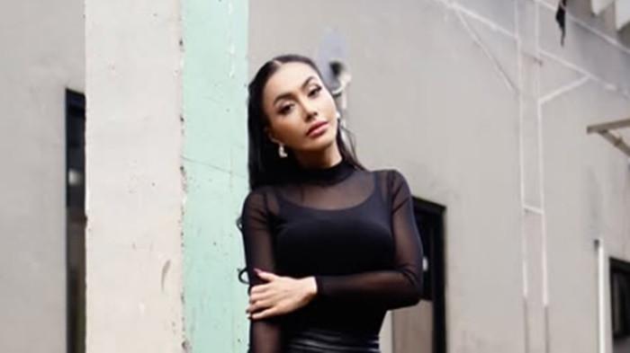 Potret Denada. Pihak keluarga dari ibunda Denada, almarhum Emilia Contessa  ungkap bahwa Denada disebut tidak pernah sepeserpun memberikan nafkah tanggung ke anaknya