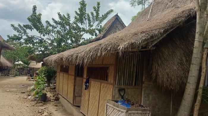 Rumah-rumah tradisional Suku Sasak di Dusun Ende, Lombok Tengah.