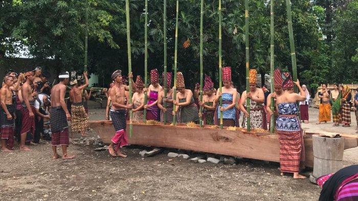 Ritual Menutu Mulud atau menumbuk padi di acara Maulid Adat Karang Bajo, Kecamatan Bayan, Lombok Utara, Senin, (10/10/2022).