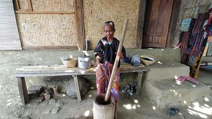 Inaq Cim, nenek penjual kopi di Dusun Sade, Lombok Tengah