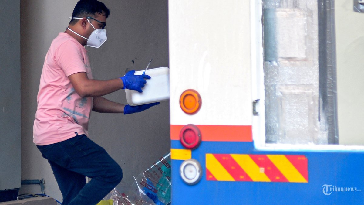 Seorang petugas kesehatan membawa kotak berisi sampel ke fasilitas pengujian seluler virus Nipah Dewan Penelitian Medis India (ICMR) di rumah sakit pemerintah di Kozhikode di negara bagian Kerala, India selatan, pada 15 September 2023. India telah membatasi pertemuan publik dan menutup beberapa sekolah di India negara bagian Kerala di selatan setelah dua orang meninggal karena Nipah, virus dari kelelawar atau babi yang menyebabkan demam mematikan. Virus ini belum memiliki vaksin dan tingkat kematiannya berkisar antara 40 hingga 75 persen, menurut Organisasi Kesehatan Dunia. (Photo by AFP)