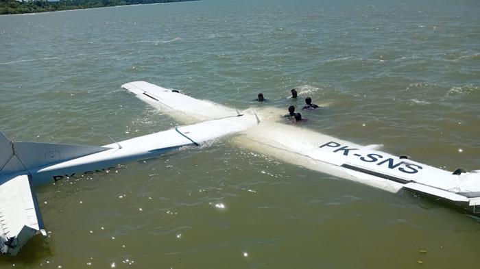 MENDARAT DARURAT - Pesawat PT Smart Cakrawala Aviation yang mendarat darurat di bibir Pantai Bandara Nabire, Papua Tengah, sekitar pukul 12.45 WIT Selasa (27/1/2026). Pesawat itu dijadwalkan terbang dari Bandara Nabire menuju Bandara Kaimana, Papua Barat.