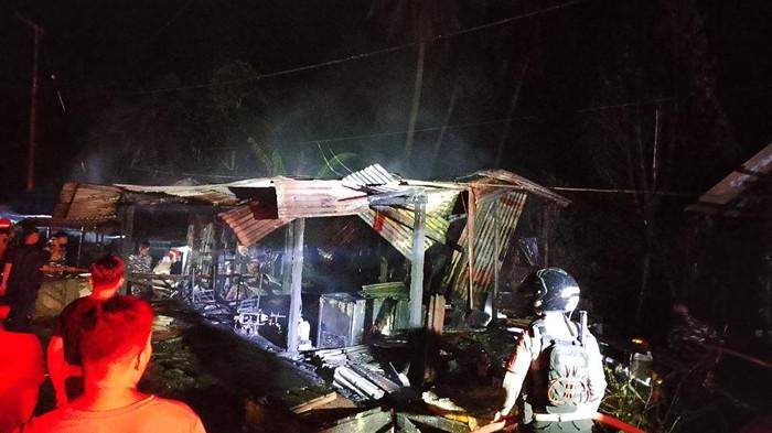 KIOS DILAHAP API - Kebakaran melanda kawasan permukiman di Jalan Ujang Dewa, RT 002, Kecamatan Nunukan Selatan, Kabupaten Nunukan, Senin (26/1/2026) malam.TRIBUNKALTARA.COM / Febrianus Felis