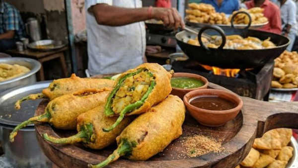 क्रिस्पी मिरची वडा बनवण्यासाठी सर्वप्रथम तुमच्या आवडीनुसार मोठ्या हिरव्या मिरच्या घ्या. मिरची मधोमध उभी कापा मात्र मिरची पूर्णपणे कापू नका. आता एका भांड्यात उकडलेले बटाटे मीठ लाल तिखट आणि धणे पावडर घालून मिश्रण नीट मळून घ्यावे. तयार हे मिश्रण चिरलेल्या मिरच्यांमध्ये भरा.