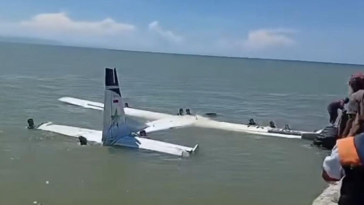 PESAWAT MENDARAT DARURAT - Pesawat Smart Air mendarat darurat di Pantai Nabire, Selasa (27/1/2026)