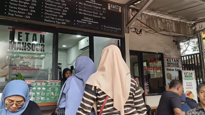 KULINER BOGOR - Suasana antrean di gerai Ketan Mansour, Jalan Pemuda, Bogor, yang selalu dipadati pengunjung terutama saat akhir pekan.