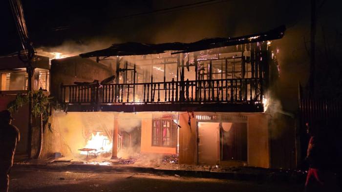 DAMKAR KEHABISAN PASOKAN AIR - Kebakaran satu unit rumah semi permanen dua lantai yang terjadi di Jalan Rimba, Kelurahan Nunukan Tengah, Kabupaten Nunukan, Kalimantan Utara, Selasa (27/01/2026) dini hari, sempat memunculkan beragam reaksi dari warga.