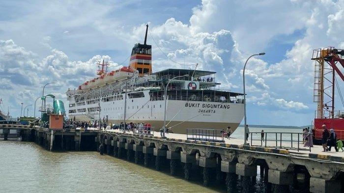 Kapal KM Bukit Siguntang bersandar di Pelabuhan Tunon Taka Nunukan, belum lama ini.