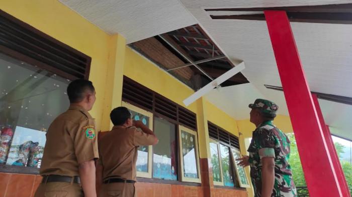 plafon sekolah rusak