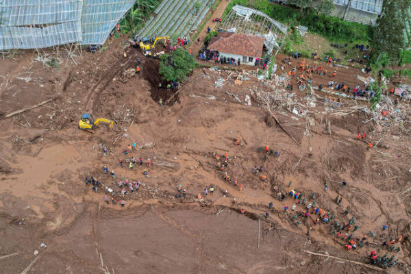 Foto udara tim SAR gabungan melakukan pencarian korban bencana tanah longsor di Desa Pasirlangu, Cisarua, Kabupaten Bandung Barat, Jawa Barat, Senin (26/1/2026). Foto: Abdan Syakura/ANTARA FOTO