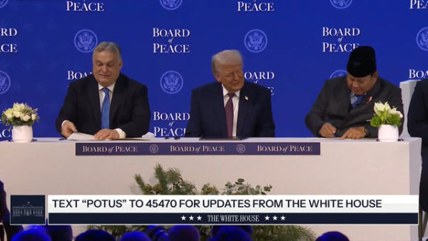Presiden Prabowo Subianto menandatangani dokumen Board of Peace atau Dewan Perdamaian Gaza, Kamis (22/1/2026). Foto: Youtube/The White House