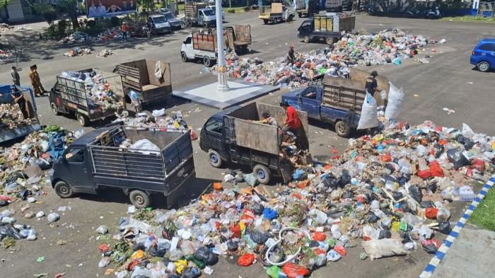 AKSI DRIVER SAMPAH - Kondisi Kawasan Kantor Wali Kota Bengkulu dan Kantor DPRD Kota Bengkulu dipenuhi sampah pada Selasa (27/1/2026). Puluhan driver angkutan sampah di Tempat Pembuangan Akhir (TPA) Sebakul menggelar aksi bongkar sampah pada Selasa (27/1/2026).