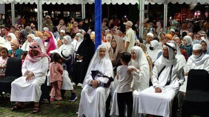 Jemaah Haji - Sebanyak 258 jemah haji kabupaten Mamuju tiba di Rumah Adat Mamuju, Kelurahan Rimuku Kecamatan Mamuju, Kabupaten Mamuju, Sulawesi Barat (Sulbar), Rabu (18/6/2025) malam.