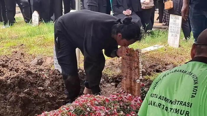 CIUM NISAN - Reza Arap saat mencium nisan dari Lula Lahfah di TPU Rawa Terate. Cakung, Jakarta Timur, Sabtu (24/1/2026). 