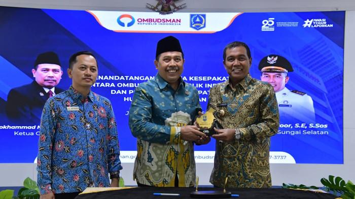 Bupati HSS Syafrudin Noor menyerahkan Cinderamata ke Ombudsman RI simbol penghormatan