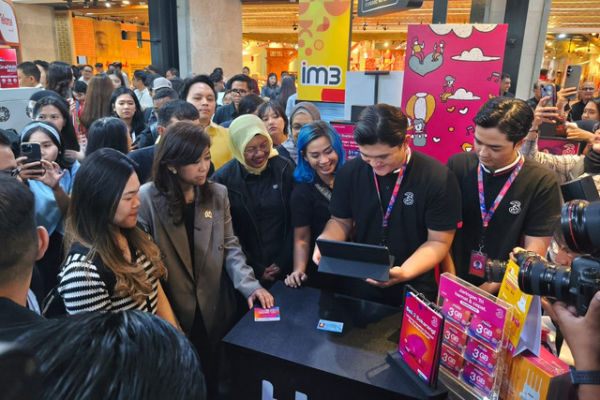 Menkomdigi Meutya Hafid melakukan simulasi Registrasi Biometrik: SEMANTIK (SEnyum, aMAN dengan BiomeTrIK) di Gedung Sarinah, Menteng, Jakarta Pusat, Selasa (27/1/2026). Foto: Jeni Ritanti/kumparan