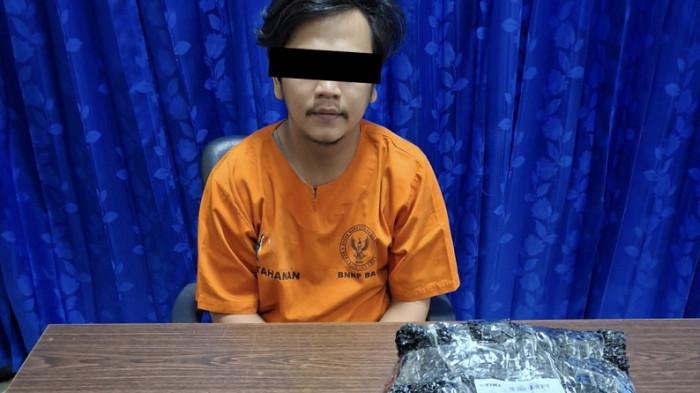 TERSANGKA - 3 orang tersangka yang baru diamankan BNNP Bali atas keterlibatan dalam peredaran narkotika di Pulau Dewata.