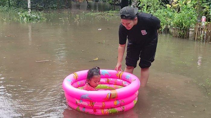 BANJIR ROB - Banjir akibat pasang air laut terjadi di pesisir Jambi, termasuk di Tanjab Timur.