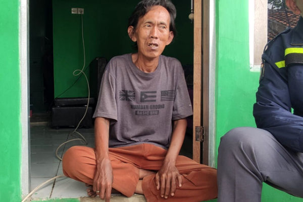 Sudrajat, tukang es gabus, di gang di Kecamatan Bojonggede, Kabupaten Bogor. Foto: Dok. kumparan