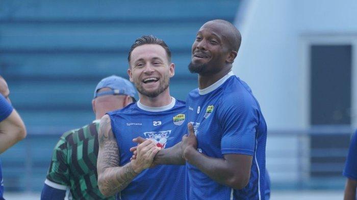 Dua pemain PERSIB, Marc Klok dan Gervane Kastaneer berlatih di SPOrT Jabar, Arcamanik, Kota Bandung, Rabu, 21 Mei 2025.