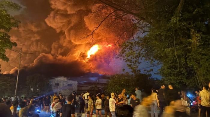 KEBAKARAN PABRIK SWALLOW - Kebakaran hebat yang melanda pabrik ban dan sandal Swallow di Jalan Yos Sudarso, Kota Medan, terus meluas hingga Rabu (28/1/2026) dini hari.