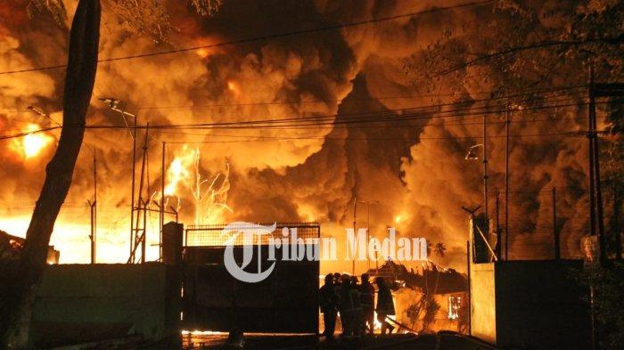 Petugas kebakaran kota Medan berusaha memadamkan kebakaran yang menghanguskan yang bangunan digunakan sebagai pabrik, di Jalan Yos Sudarso, Medan, Selasa (27/1/2026).