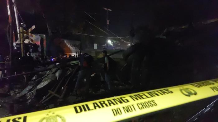 OLAH TKP - Polisi olah TKP kecelakaan truk tertemper KA Gajayana di JPL 582 Desa Mekarsari, Kecamatan Kutowinangun, Kabupaten Kebumen, Selasa (27/1/2026) malam. Akibat kecelakaan itu, satu tewas dan dua orang terluka.