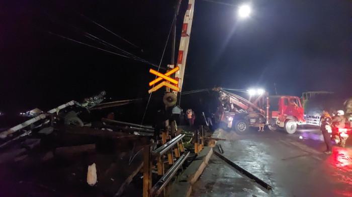 20260128 _  Evakuasi Truk Tertemper KA di Kebumen