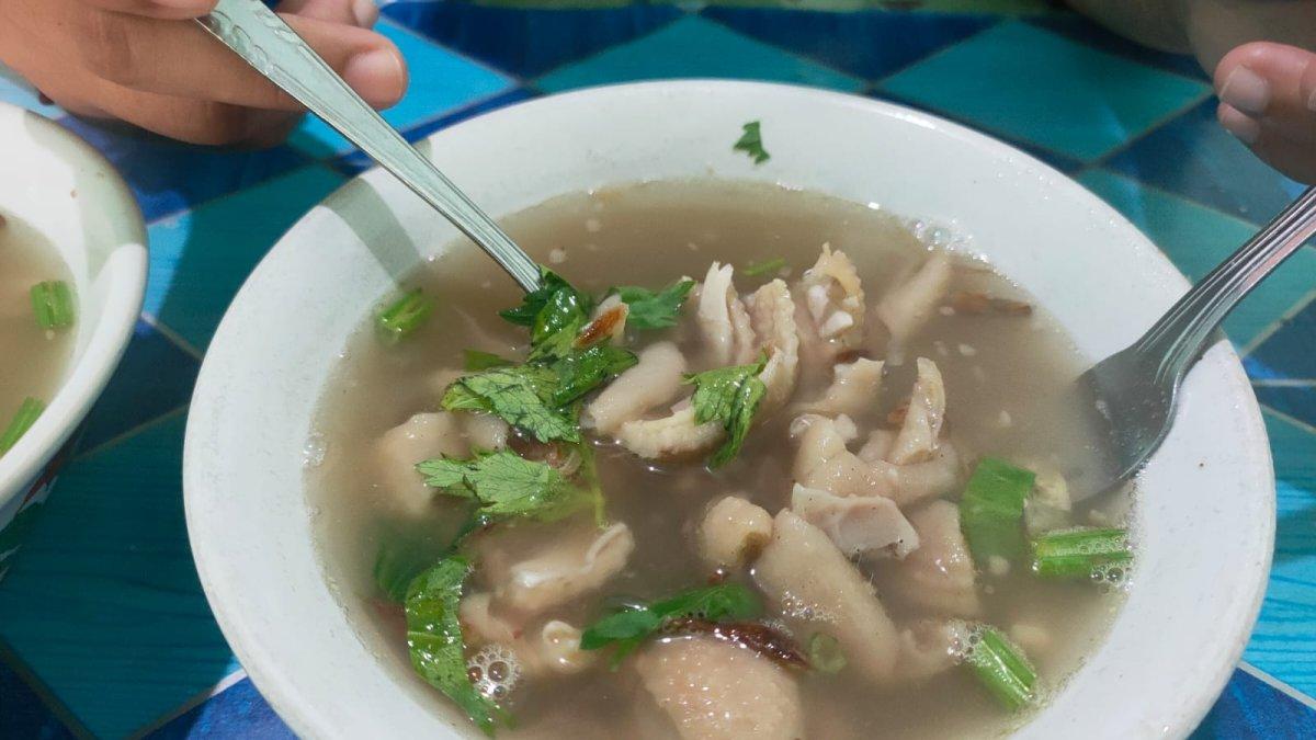 Seporsi sop ayam buat makan siang di Solo